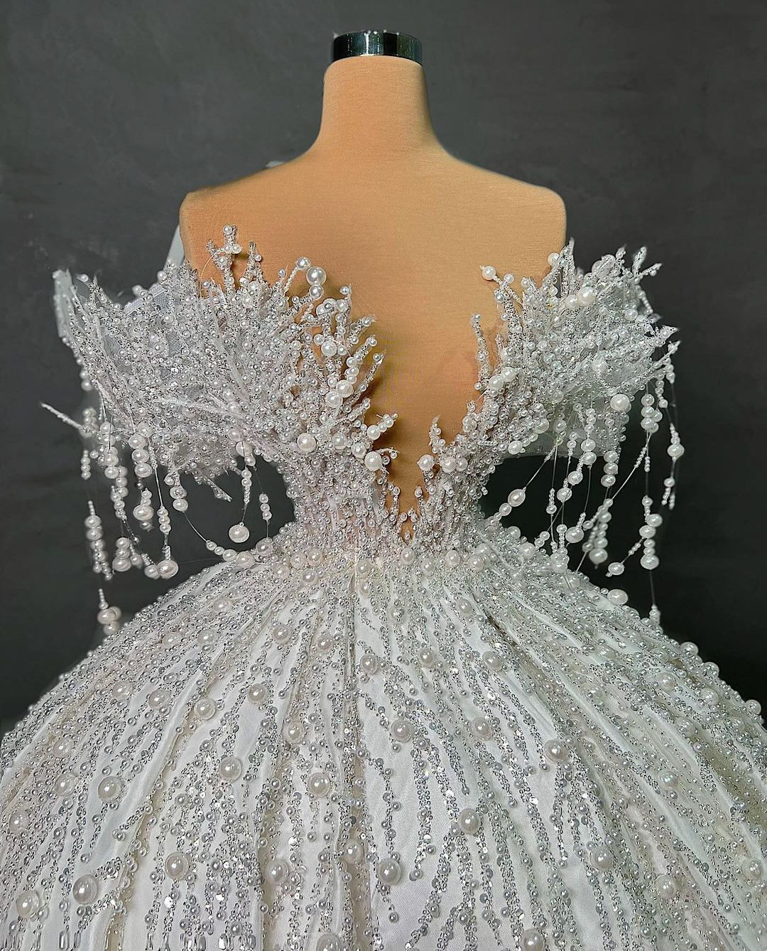 Luxury Ball Gown Wedding Dresses Sleeveless V Neck Off Shoulder Sequins Appliques Ruffles Pearls Bridal Gowns Formal Dress Plus Size Custom Made Vesti