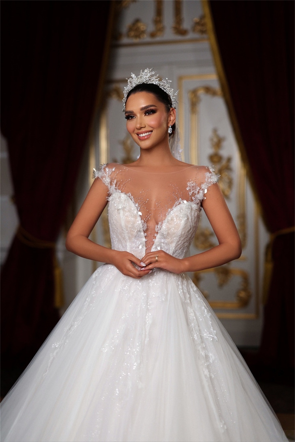 Gorgeous Ball Gown Wedding Dresses V-neck Short Sleeves Applicants Backless Tulle Zipper Court Gown Pleats Custom Made Bridal Gown Plus Size Vestidos 