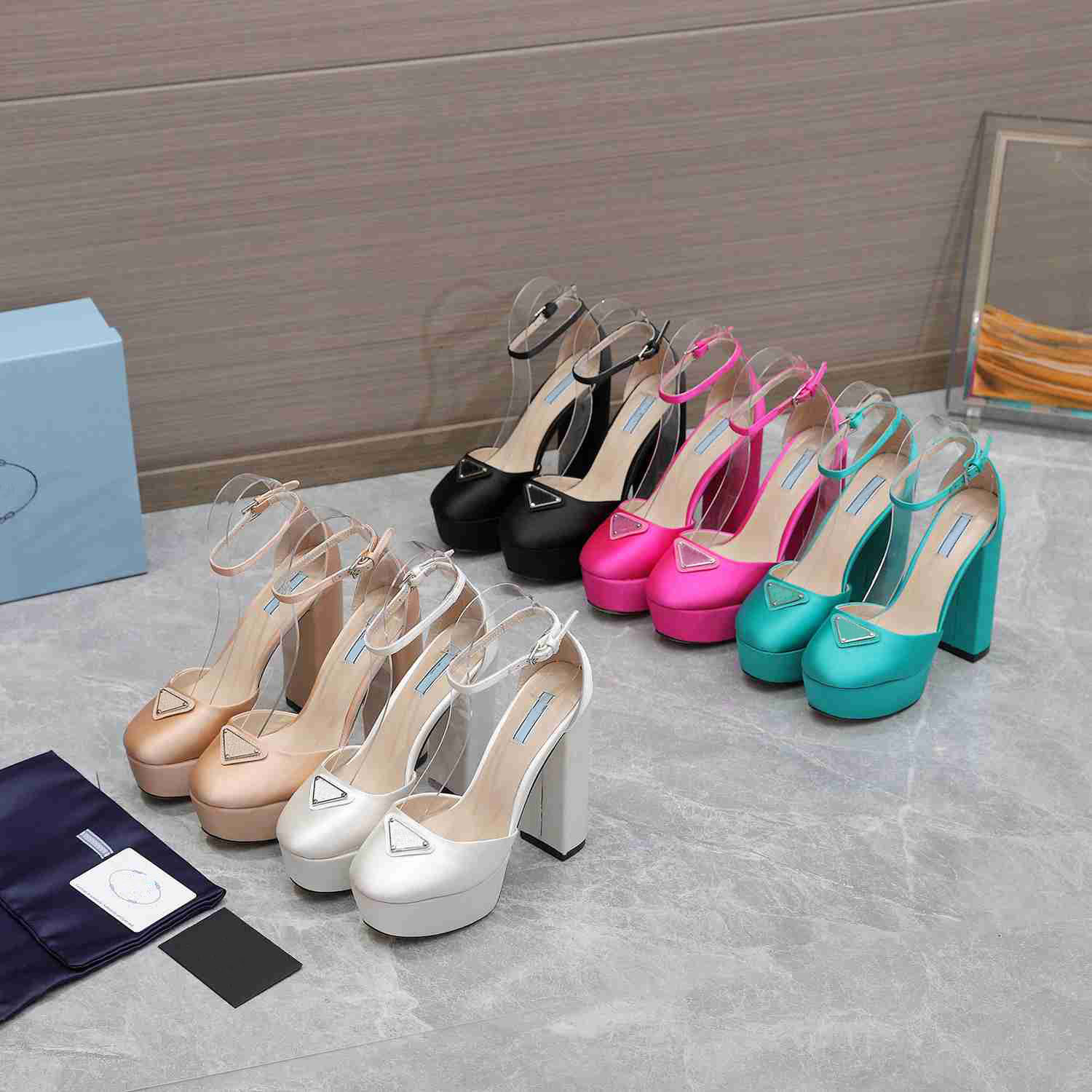 Designer Sandals 2023 New Brand Catwalk High Heels Women Silk Thick Heel Sandals Waterproof Platform Roman Women Shoes Triangular Buckle Wedding Dress Shoes
Designer Sandals 2023 New Brand Catwalk High Heels Women Silk Thick Heel Sandals Waterproof Platform Roman Women Shoes Triangular Buckle Wedding Dress Shoes