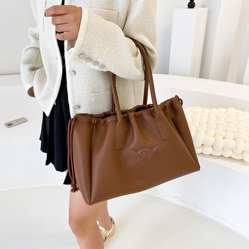 Classic Tote Leather handbag Designer luxury shopping bag Women's shoulder angled fashion wholesale, Black
Classic Tote Leather handbag Designer luxury shopping bag Women's shoulder angled fashion wholesale, Black