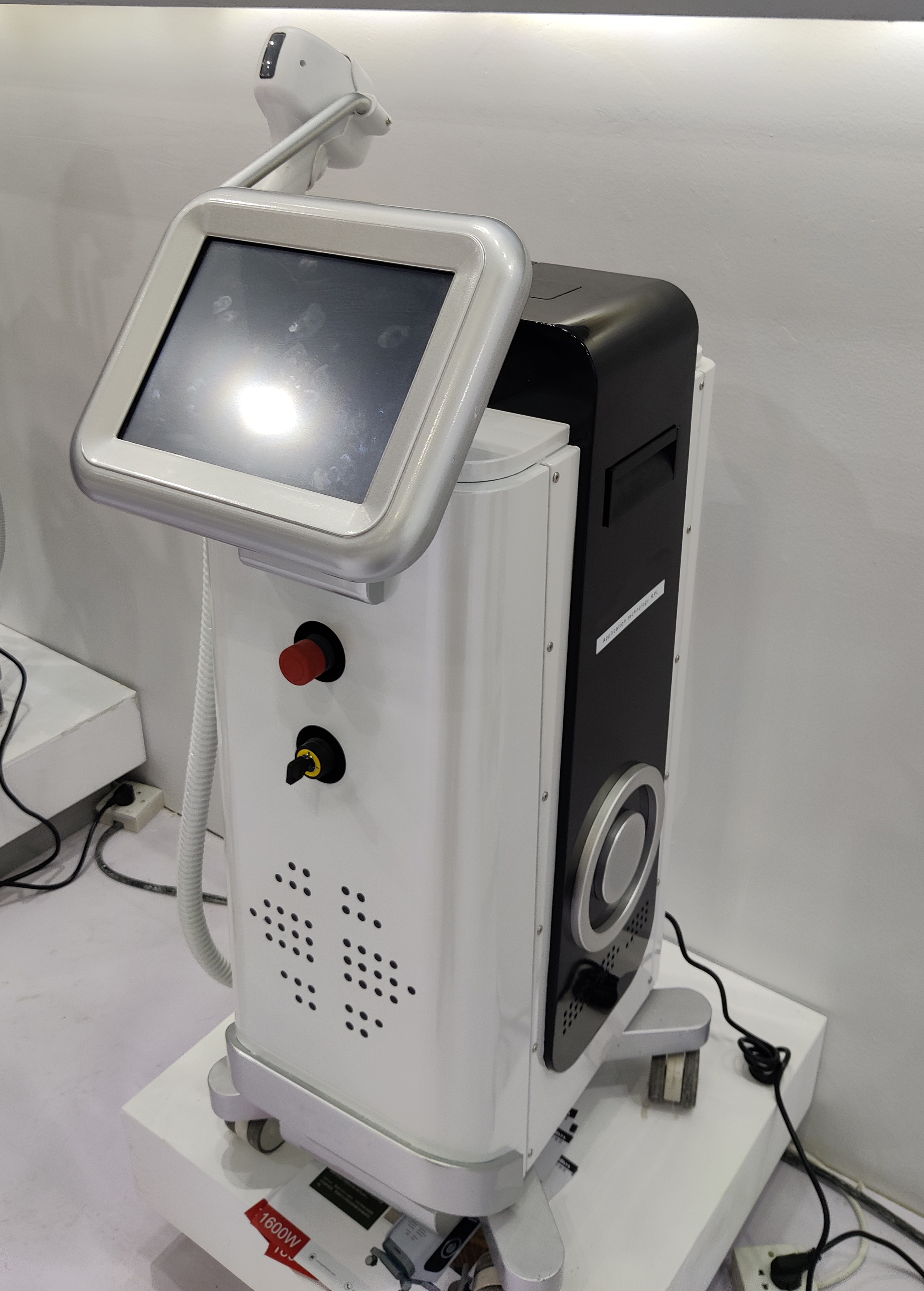 Laser diode Hair Removal Therapy skin rejuvenation 755nm 808nm 1064nm Triple Wavelength 1600W big spot