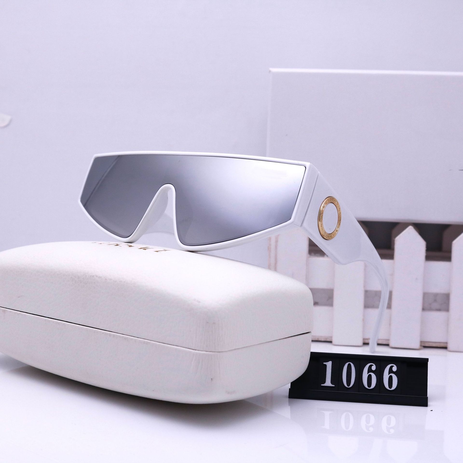New Cross-border Sunglasses for Men and Women Street Fashion Eyewear One-Piece Design with UV400 Protection
New Cross-border Sunglasses for Men and Women Street Fashion Eyewear One-Piece Design with UV400 Protection