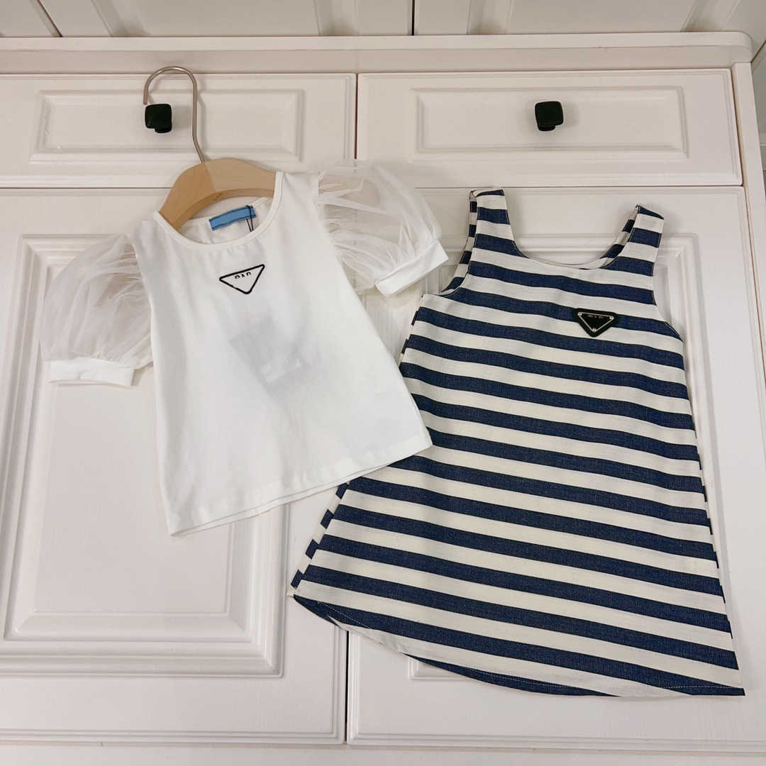 23ss designer skirt set brand girls dress T-shirt suit Short sleeve Mesh bubble sleeve crewneck design fringe vest skirt sets High quality kids clothing
23ss designer skirt set brand girls dress T-shirt suit Short sleeve Mesh bubble sleeve crewneck design fringe vest skirt sets High quality kids clothing