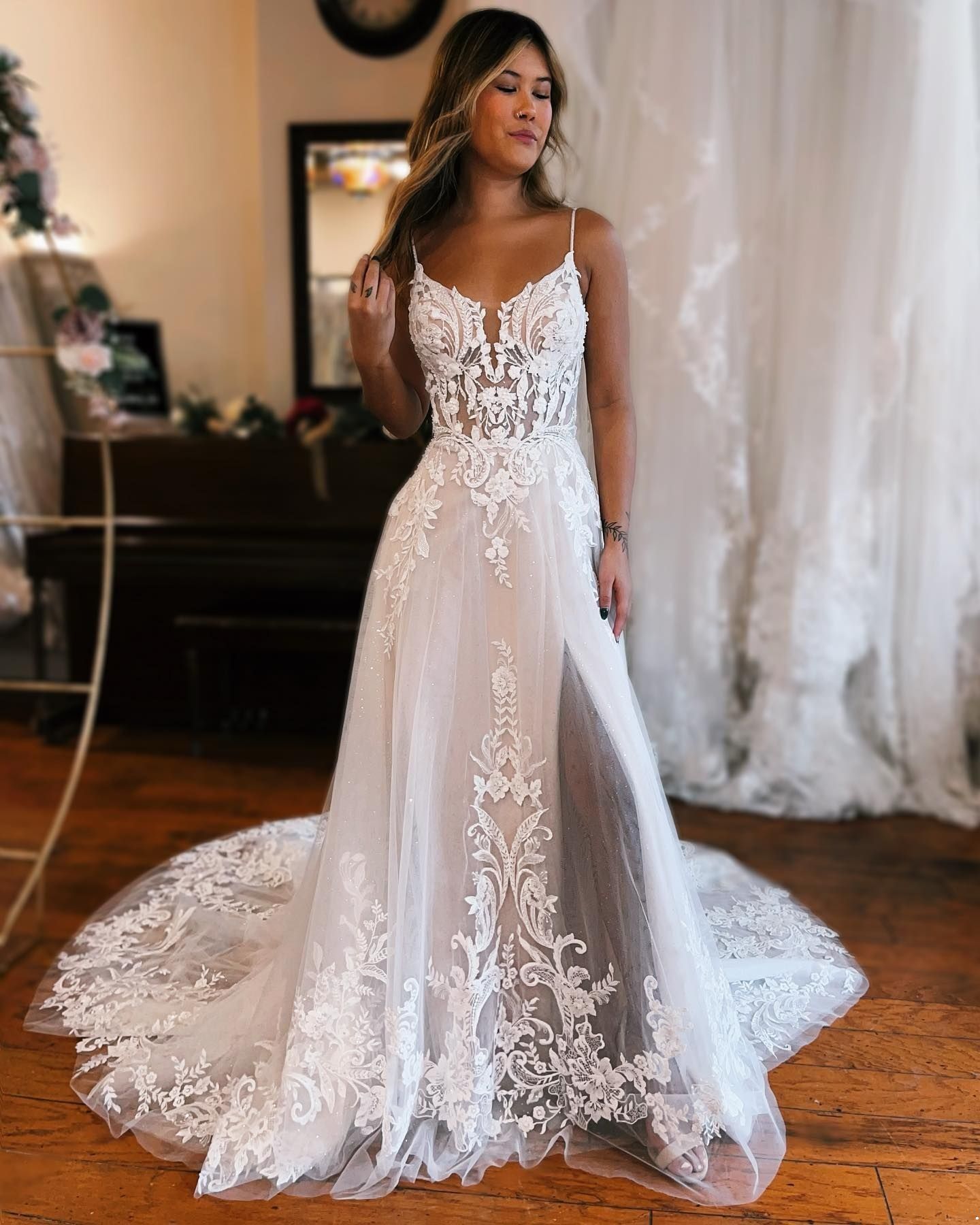 2023 Gorgeous Wedding Dresses Bridal Gown Lace Applique Spaghetti Straps Side Slit Sweep Train Plus Size Custom Made Garden Beach Vestido De Novia 403