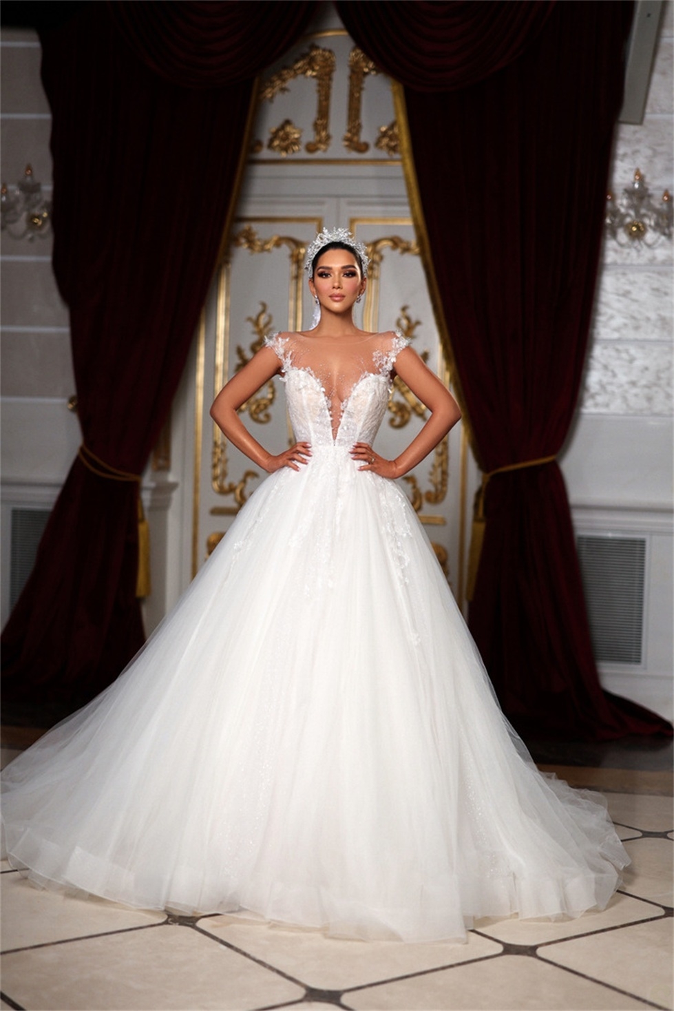 Gorgeous Ball Gown Wedding Dresses V-neck Short Sleeves Applicants Backless Tulle Zipper Court Gown Pleats Custom Made Bridal Gown Plus Size Vestidos 