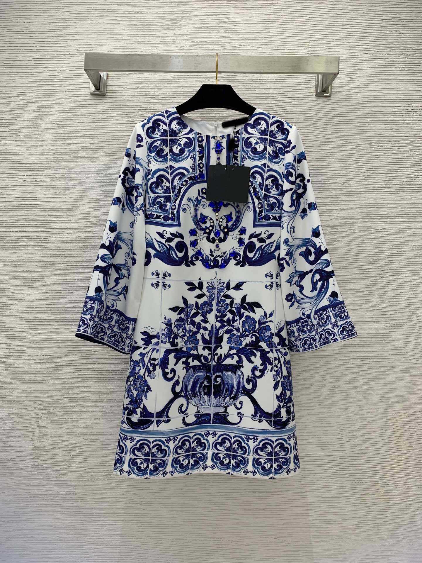 2023 Ladies Dresses Shirts Blue White Porcelain Printing Designer Long Dress Thin Flare Sleeve Round Neck Wide Sleeve Loose Version Dress Brand Logo Clothes, Graph color
2023 Ladies Dresses Shirts Blue White Porcelain Printing Designer Long Dress Thin Flare Sleeve Round Neck Wide Sleeve Loose Version Dress Brand Logo Clothes, Graph color
