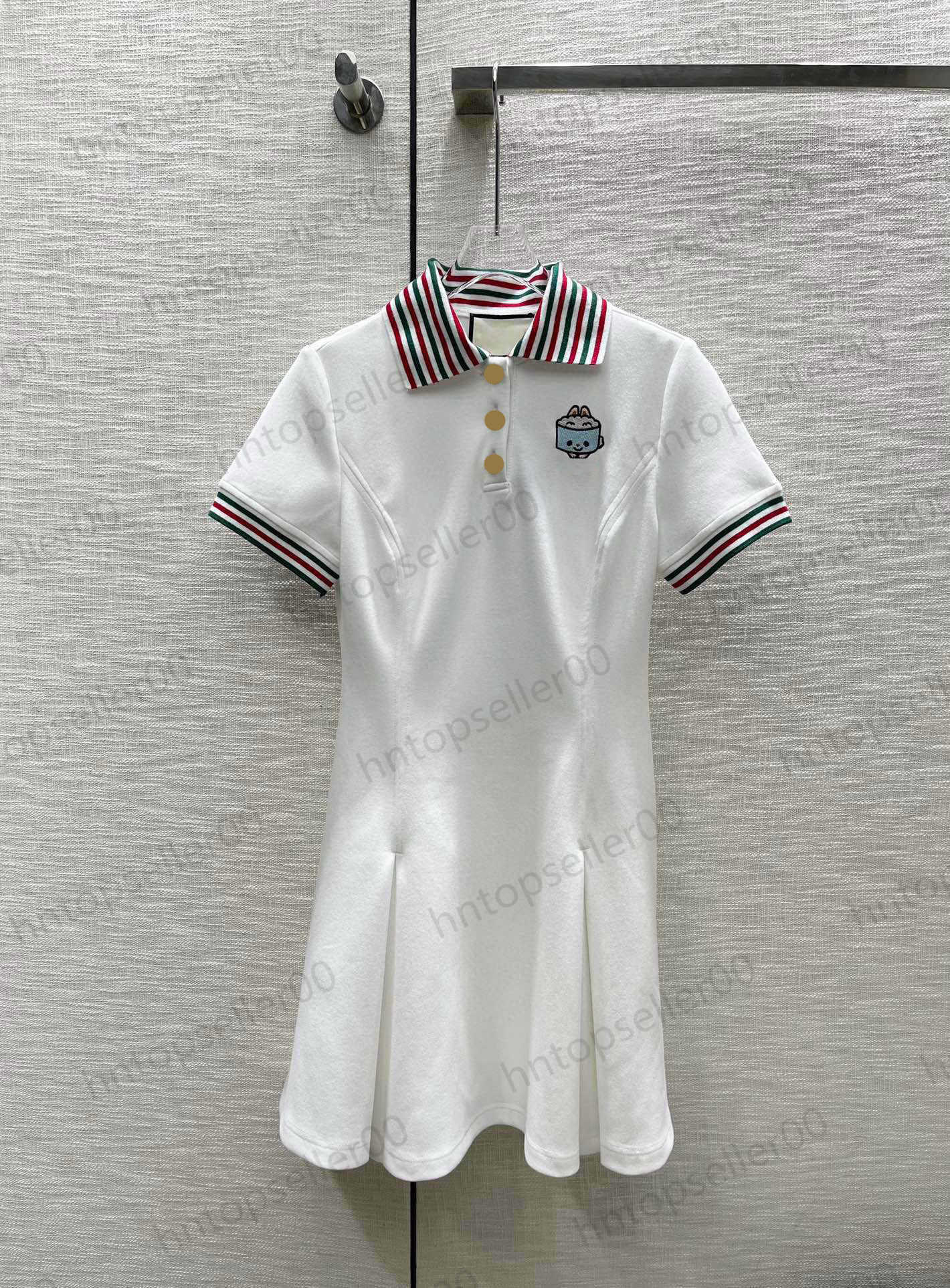Designer Womens Dresses Spring Summer White Casual Loose Luxury Simple Contrast Color Sleeve Edge Threaded Process Panel Logo Letter Cartoon Embroidery Dress
Designer Womens Dresses Spring Summer White Casual Loose Luxury Simple Contrast Color Sleeve Edge Threaded Process Panel Logo Letter Cartoon Embroidery Dress