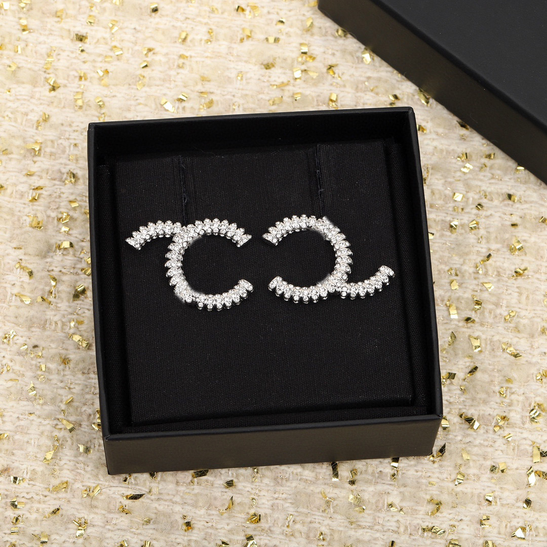 2023 Luxury quality charm stud earring with sparkly diamond in silver plated have box stamp brooch PS7664A
2023 Luxury quality charm stud earring with sparkly diamond in silver plated have box stamp brooch PS7664A