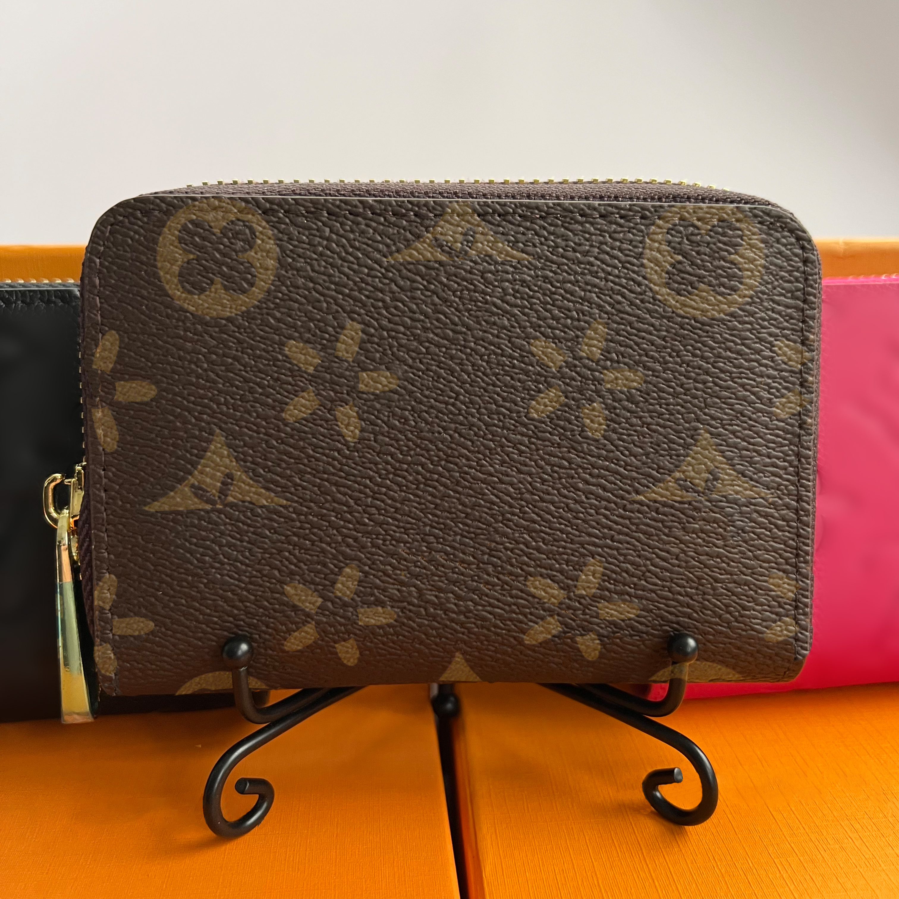 Wallets M60067 N63070 Zippy Zip Coin Purse wallet luxury Designer Women man Genuine Leather CardHolder fashionable embossing card holder key pouch card holder, Fuchsia embossed
Wallets M60067 N63070 Zippy Zip Coin Purse wallet luxury Designer Women man Genuine Leather CardHolder fashionable embossing card holder key pouch card holder, Fuchsia embossed