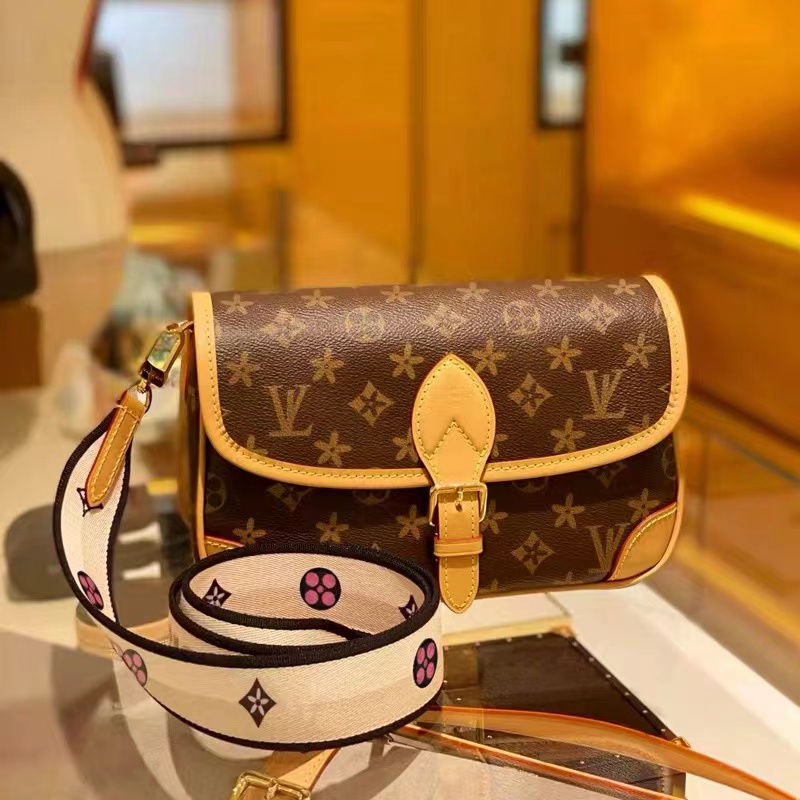 M45985 Shoulder Bags Women High Quality DIANE Handbags louise viuton 5AAAA Messenger Bags Purse Women's PU Leather Handbag Tote vutton lv Satchel Wallet, Brown
M45985 Shoulder Bags Women High Quality DIANE Handbags louise viuton 5AAAA Messenger Bags Purse Women's PU Leather Handbag Tote vutton lv Satchel Wallet, Brown
