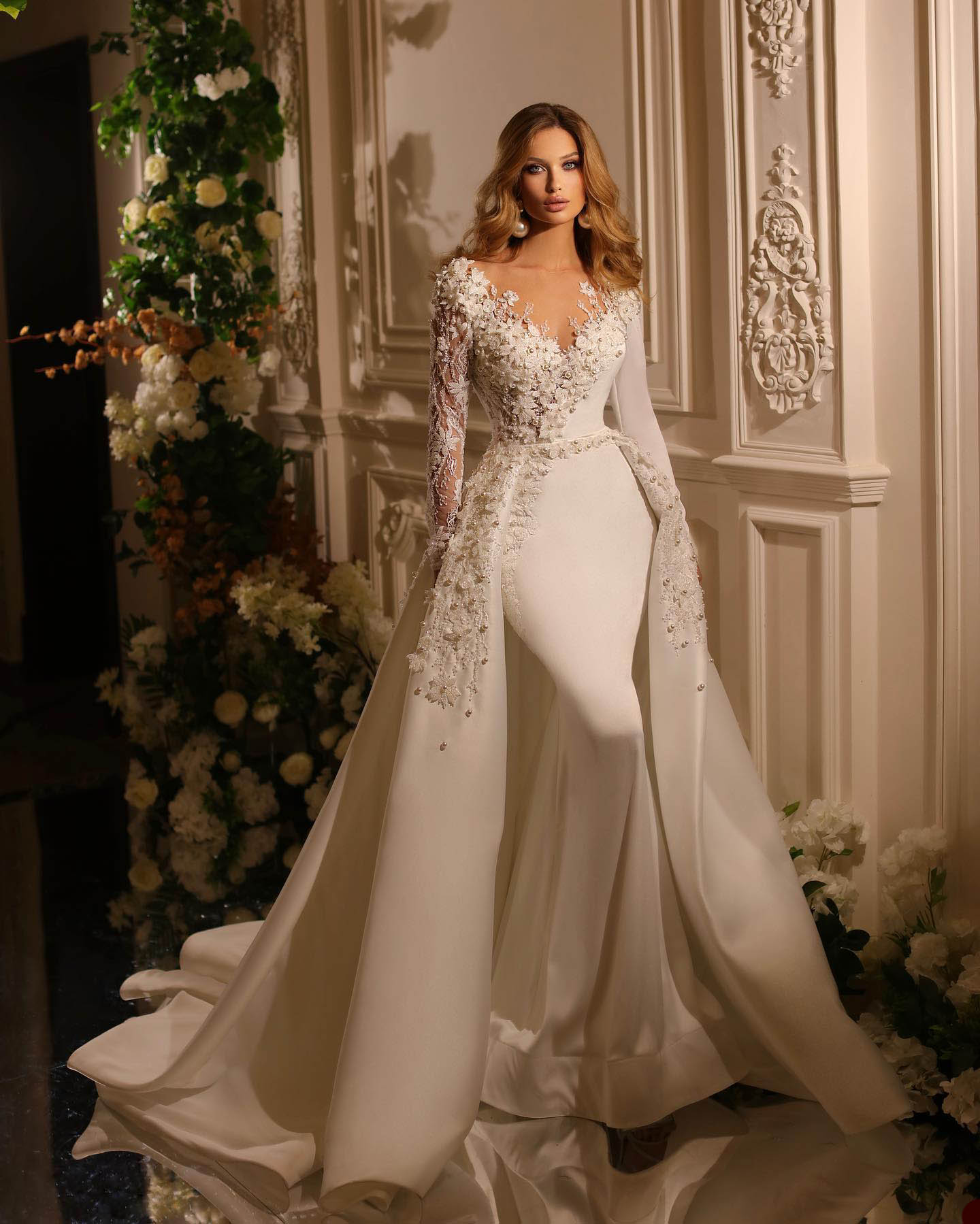 Stylish Pearls Wedding Dresses Satin Bridal Gown Custom Made with Overskirts Embroidery Lace Appliques Wedding Gowns