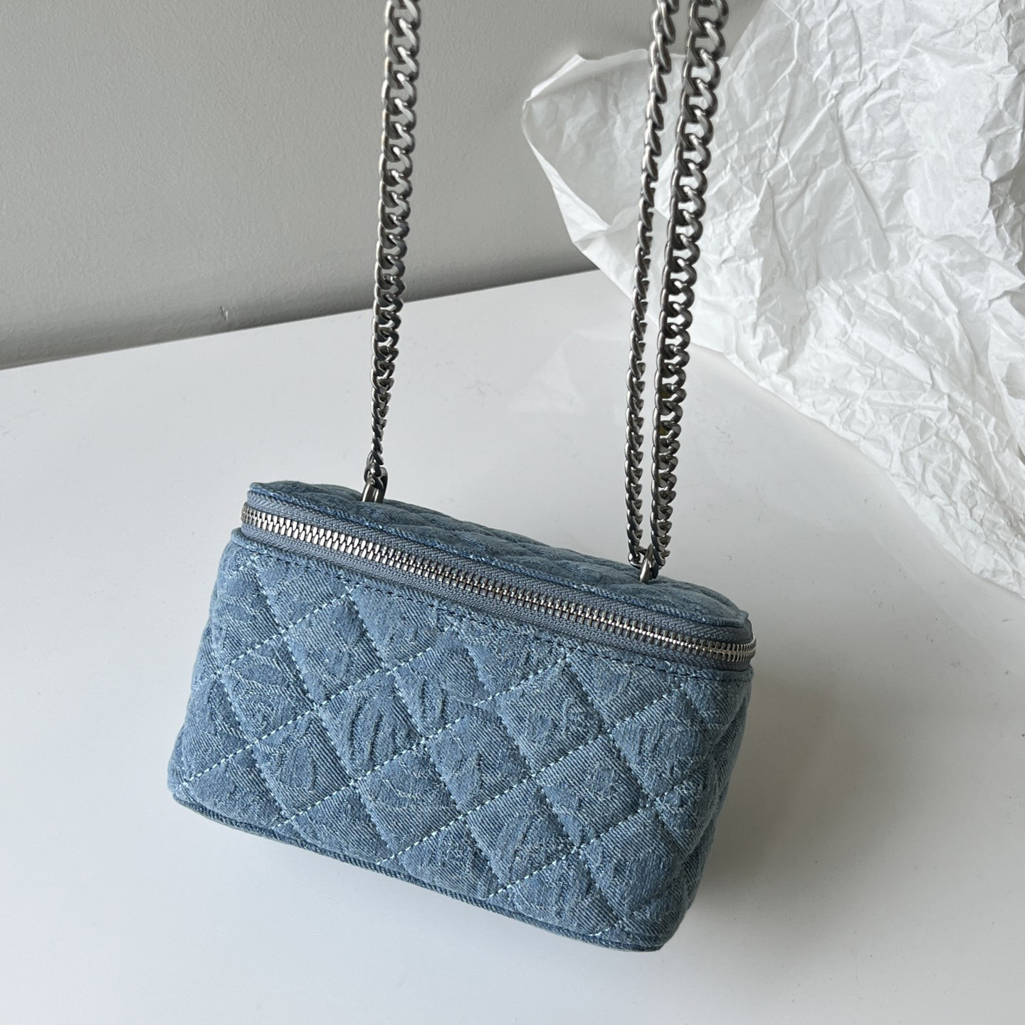 23P Womens Camellia Denim Vanity Box Bag With Mirror Cosmetic Case Crush Heart Love Bead Silver Metal Hardware Crosdsbody Shoulder Card Holder Designer Handbag 18CM, Box1
23P Womens Camellia Denim Vanity Box Bag With Mirror Cosmetic Case Crush Heart Love Bead Silver Metal Hardware Crosdsbody Shoulder Card Holder Designer Handbag 18CM, Box1