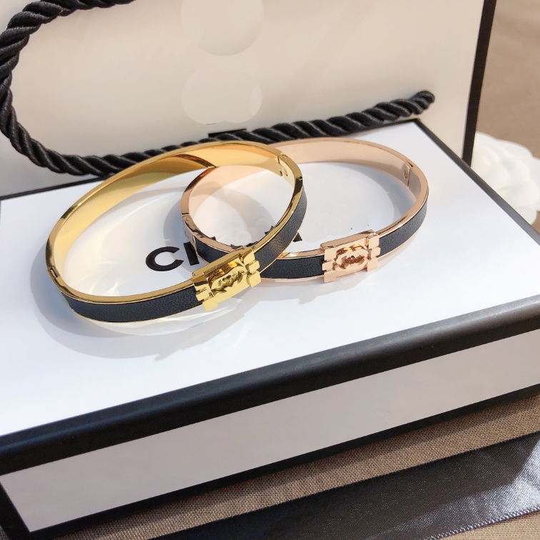 Luxury Gold Mineralization Bracelet Brand Logo Bangle Bracelet Womens Love Leather Bracelet Designer Jewelry Bracelet Couple Family Gift Bnagle With Box
Luxury Gold Mineralization Bracelet Brand Logo Bangle Bracelet Womens Love Leather Bracelet Designer Jewelry Bracelet Couple Family Gift Bnagle With Box