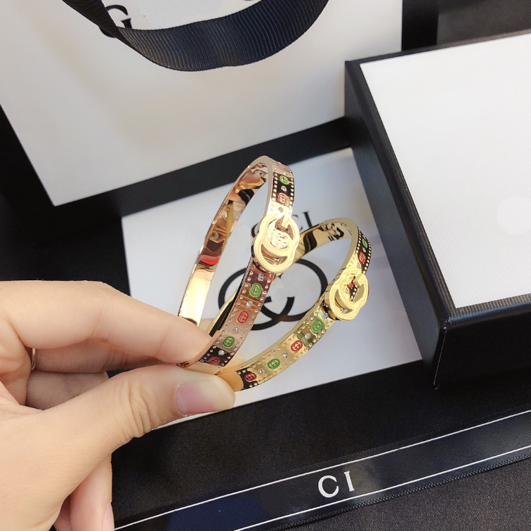 18k Gold Bangle Bracelet Womens Love Single Bracelets Designer Jewelry Letter Bracelet Retro Designer Wedding Stainless Steel Accessories Gift Bangle with Box
18k Gold Bangle Bracelet Womens Love Single Bracelets Designer Jewelry Letter Bracelet Retro Designer Wedding Stainless Steel Accessories Gift Bangle with Box
