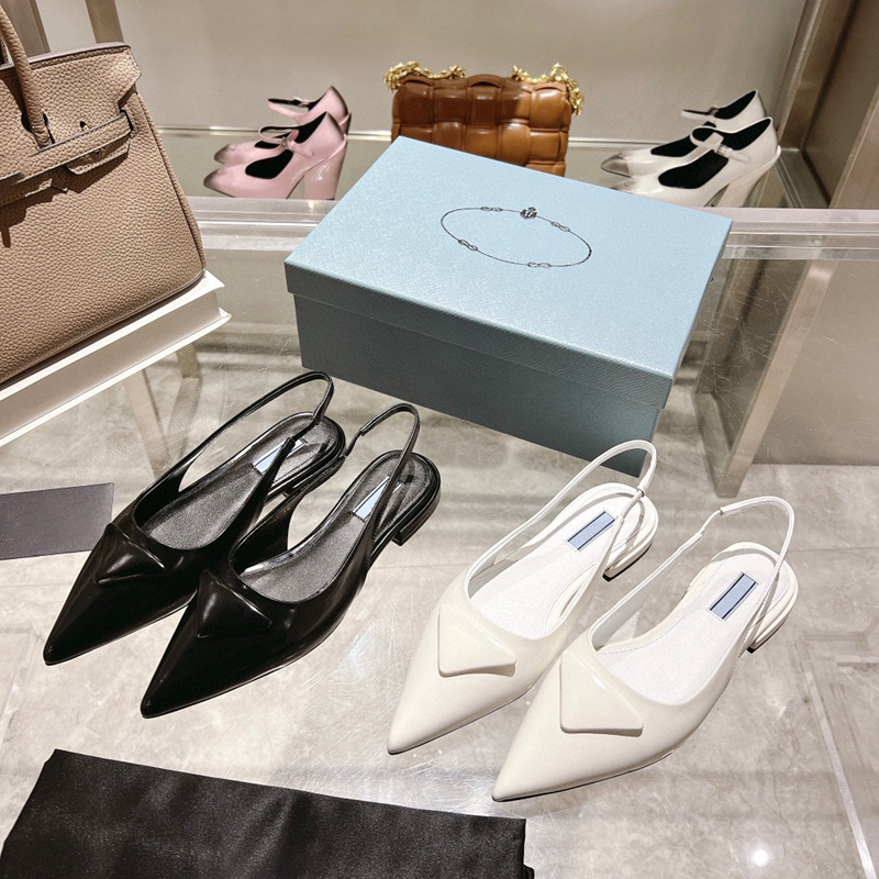 Soft Padded Leather Slingback Pumps Sandals Flat Heel Pointy Sandal 90s Pump Slippers Screen-printed Leather Triangle Black White Rubber Sole
Soft Padded Leather Slingback Pumps Sandals Flat Heel Pointy Sandal 90s Pump Slippers Screen-printed Leather Triangle Black White Rubber Sole