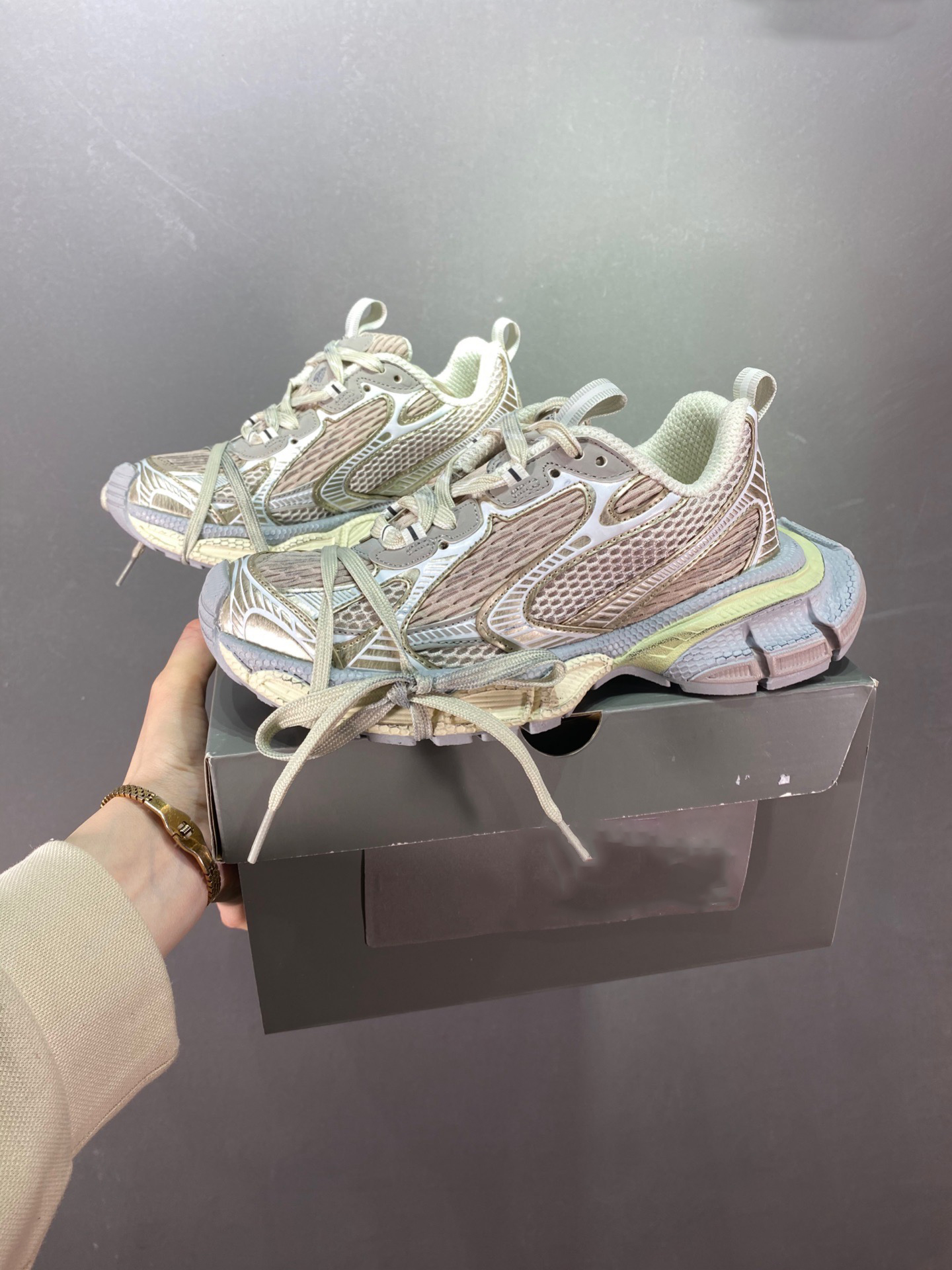 Designer women's shoes 2023 the latest tennis casual shoes rubber soles elastic men's sneakers mesh woven breathable shock absorbing retro jogging shoes