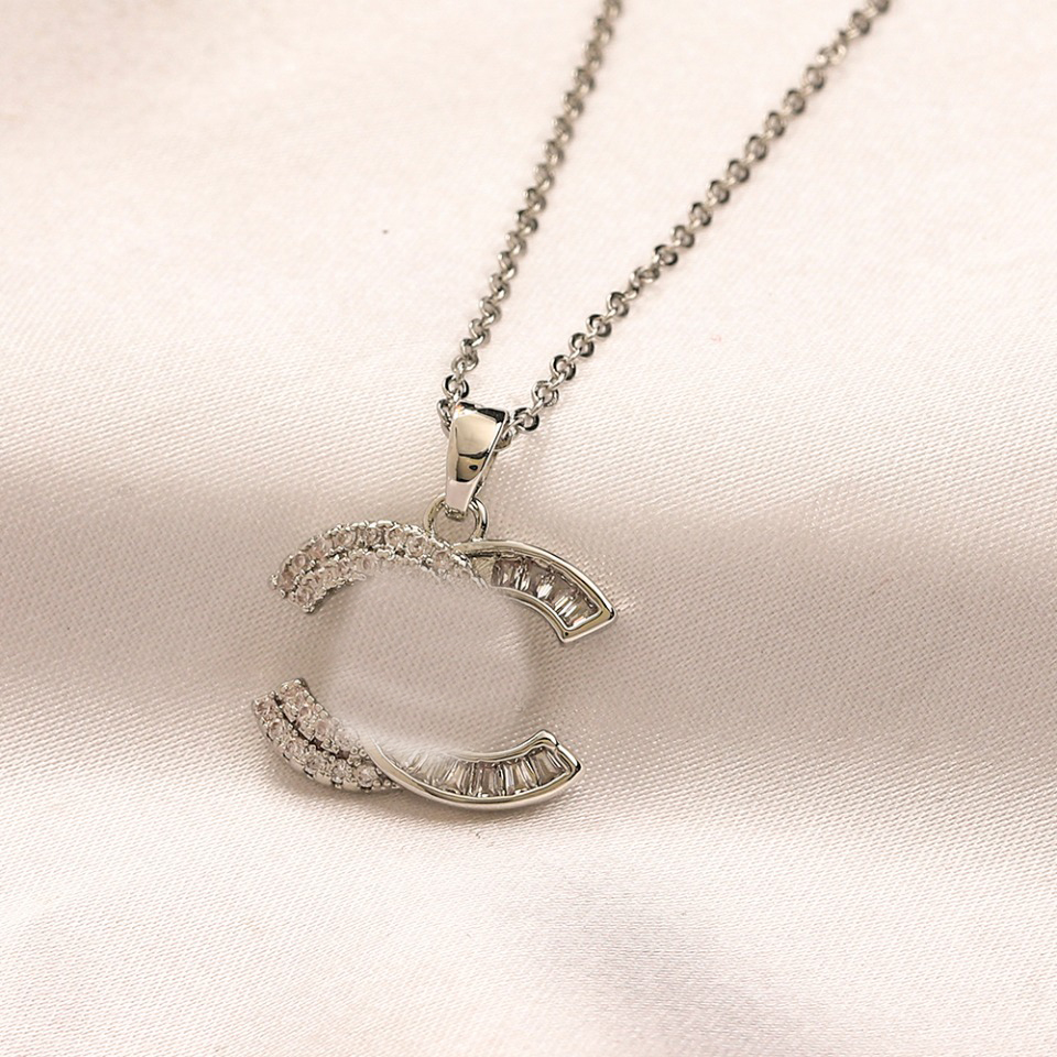 Never Fading Luxury Brand Designer Pendants Necklaces Brass Copper Diamond Real Gold Plated Double Letter Choker Pendant Necklace Chain Jewelry Accessories Gifts
Never Fading Luxury Brand Designer Pendants Necklaces Brass Copper Diamond Real Gold Plated Double Letter Choker Pendant Necklace Chain Jewelry Accessories Gifts