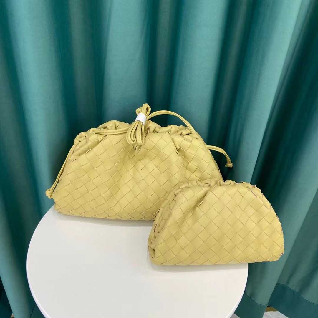 Botega Venates Jodie Mini Teen Intrecciato Pouch Woven Cloud Soft Leather Dumpling Bun Version Trend One Shoulder Oblique Cross Handheld Small Bag Women's 27K7, Fruit green small
Botega Venates Jodie Mini Teen Intrecciato Pouch Woven Cloud Soft Leather Dumpling Bun Version Trend One Shoulder Oblique Cross Handheld Small Bag Women's 27K7, Fruit green small