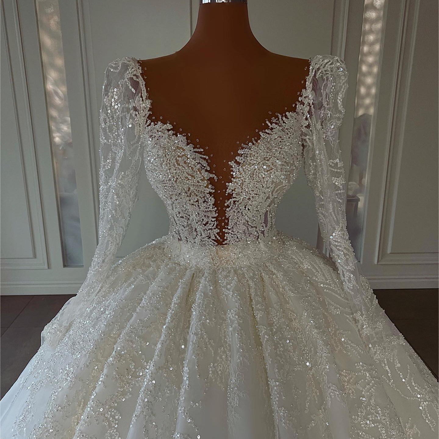 Gorgeous Ball Gown Wedding Dresses V-neck Sequins Beads Long Sleeves Applicants Pearls Backless Court Gown Pleats Custom Made Bridal Gown Plus Size Ve