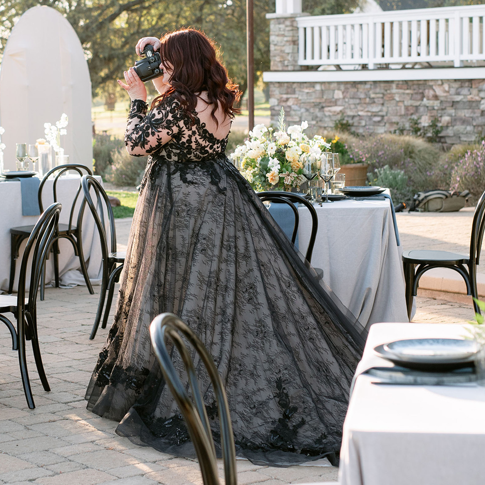 Plus Size Black Lace A-Line Wedding Dresses V-Neck Long Sleeves Gothic Bridal Gowns Court Train Country Vintage Bride Reception Wear