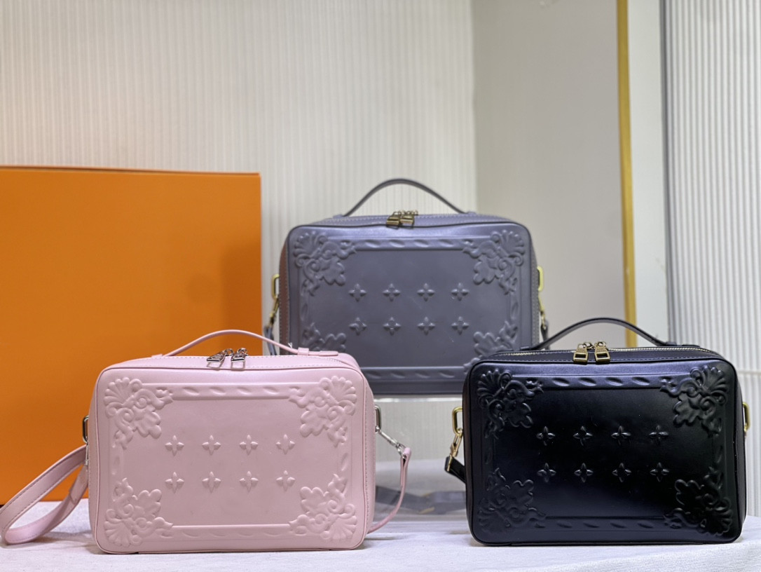 CC Men bags Handle Soft Trunk handbag City Keepall bag Sac Plat tote Ornaments women genuine leather relief designer Shoulder crossbody wallet M44955
CC Men bags Handle Soft Trunk handbag City Keepall bag Sac Plat tote Ornaments women genuine leather relief designer Shoulder crossbody wallet M44955