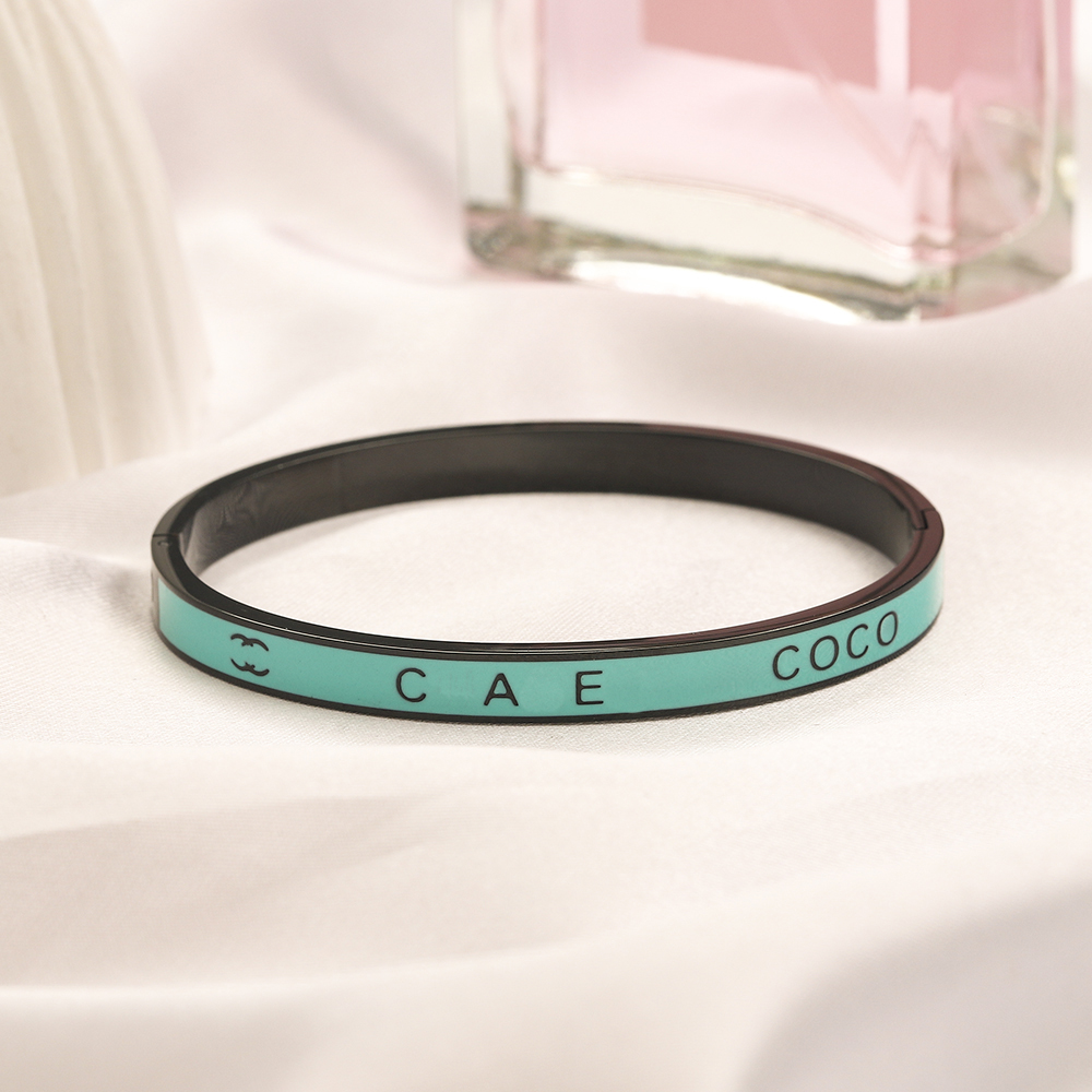 Women Gold Curb Bracelet Designer Black Bracelet Brand Unisex Letter Leather Bracelet Vintage Design Jewelry Bracelet Gift Stainless Steel Bracelet With Box
Women Gold Curb Bracelet Designer Black Bracelet Brand Unisex Letter Leather Bracelet Vintage Design Jewelry Bracelet Gift Stainless Steel Bracelet With Box