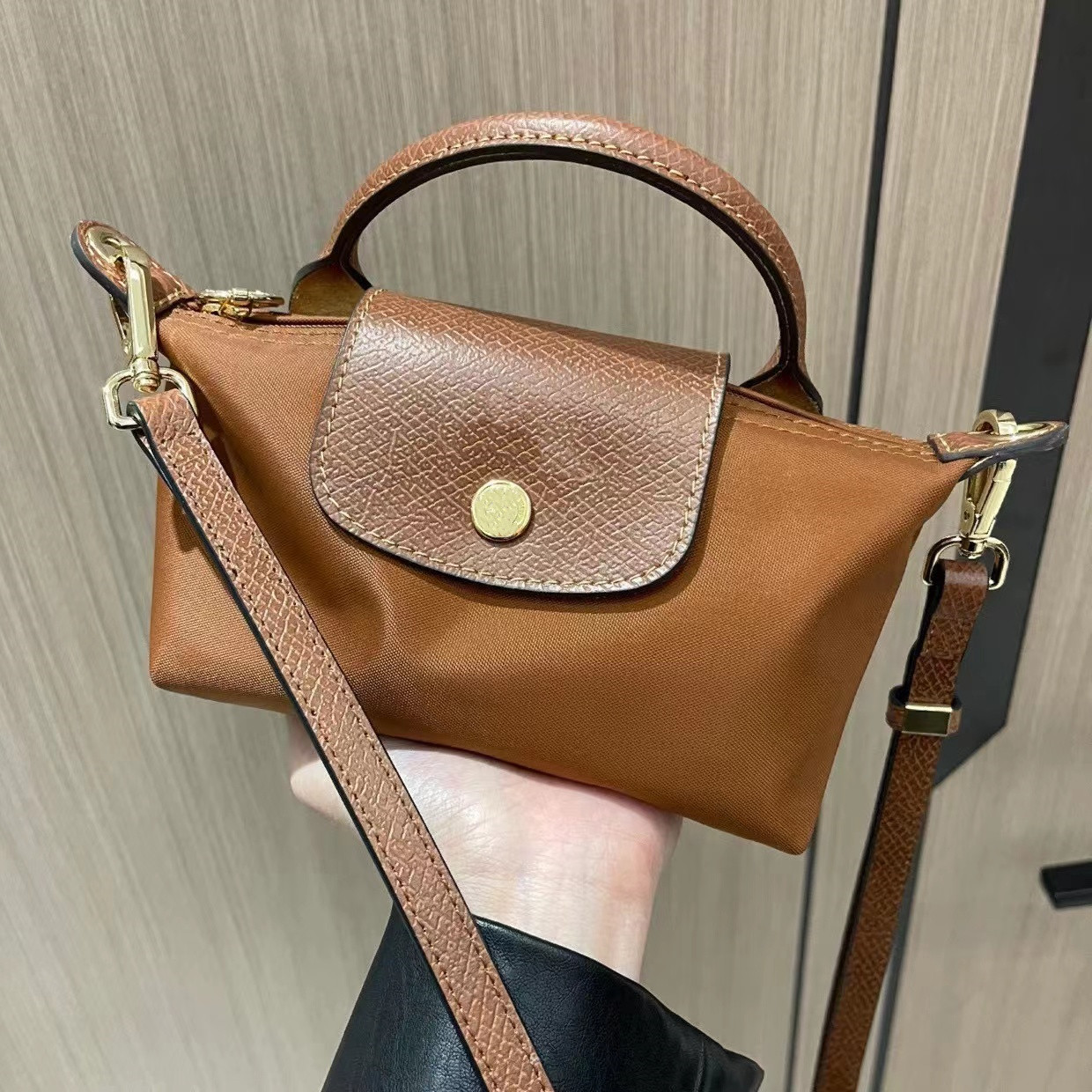 High-quality leather One Shoulder Crossbody bag Designer women's Handbag purse Fashion design Single handle mini hand Carrier classic oblique body dumpling bag, Navy blue
High-quality leather One Shoulder Crossbody bag Designer women's Handbag purse Fashion design Single handle mini hand Carrier classic oblique body dumpling bag, Navy blue