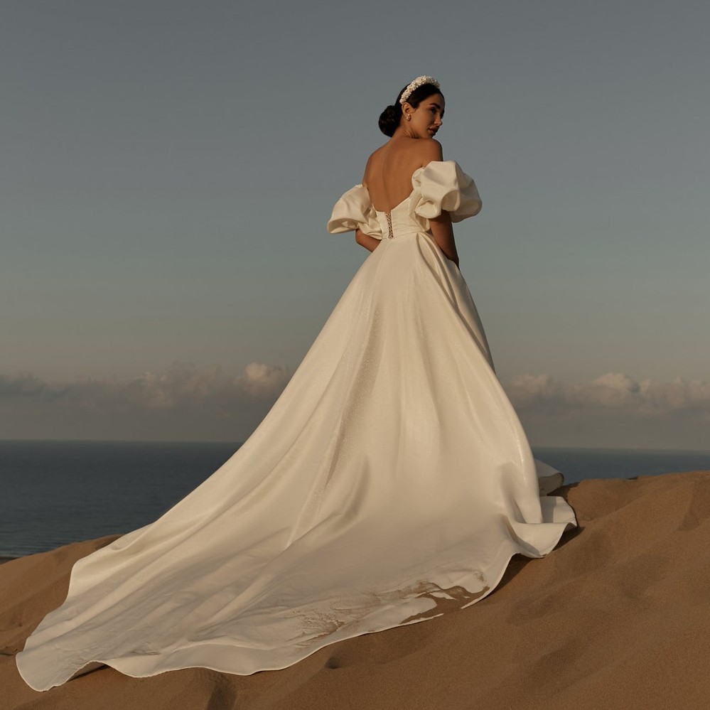 Ivory Beach Wedding Dresses Side Split Bridal Gowns Strapless Neckline With Short Sleeves A Line Sweep Train Satin Vestido De Novia