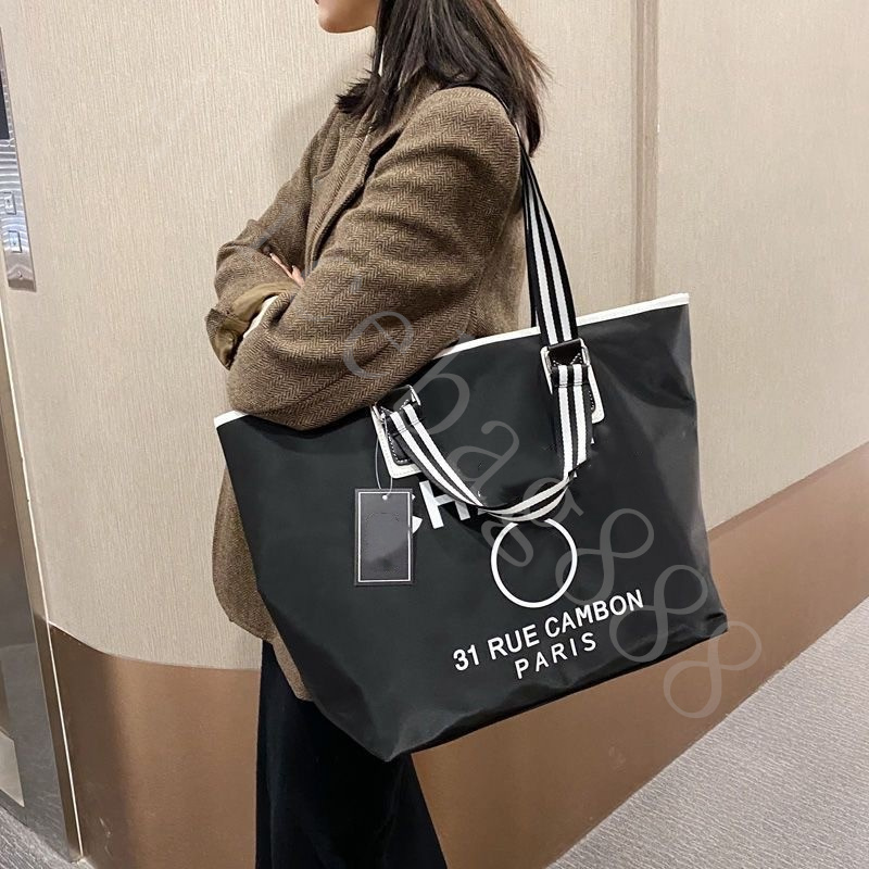 Beach Bags Luxury designer famous Women Handbags Silk Nylon Bags Leisure Letter Tote toteBag Black Color Big Capacity Fashion Shoulder Beach Bags Fast Shipping
Beach Bags Luxury designer famous Women Handbags Silk Nylon Bags Leisure Letter Tote toteBag Black Color Big Capacity Fashion Shoulder Beach Bags Fast Shipping