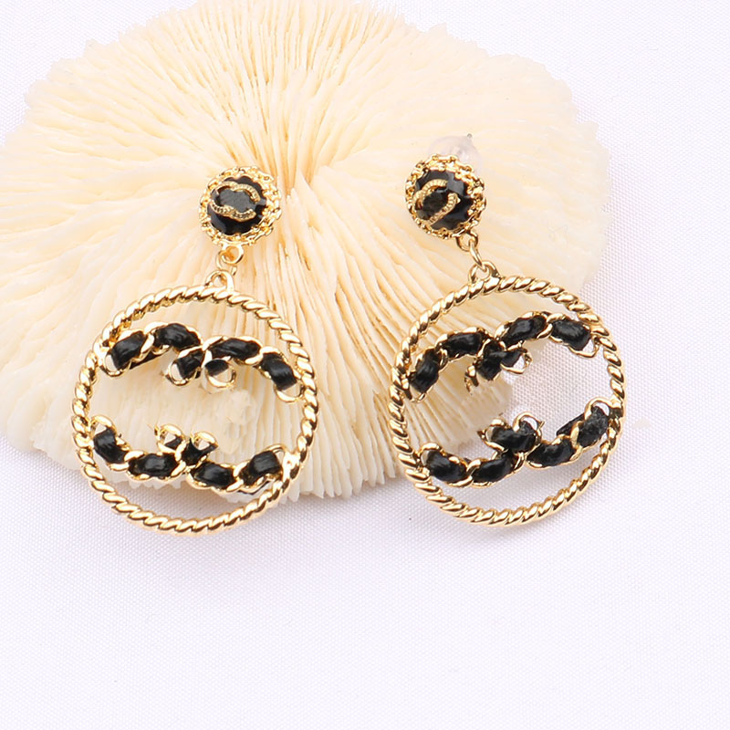 5 Color Women Designer Ear Stud Earrings Brand Wholesale 18K Gold Plated Designers Geometry Letters Imitation Pearl Flower Earring Wedding Party Jewerlry
5 Color Women Designer Ear Stud Earrings Brand Wholesale 18K Gold Plated Designers Geometry Letters Imitation Pearl Flower Earring Wedding Party Jewerlry