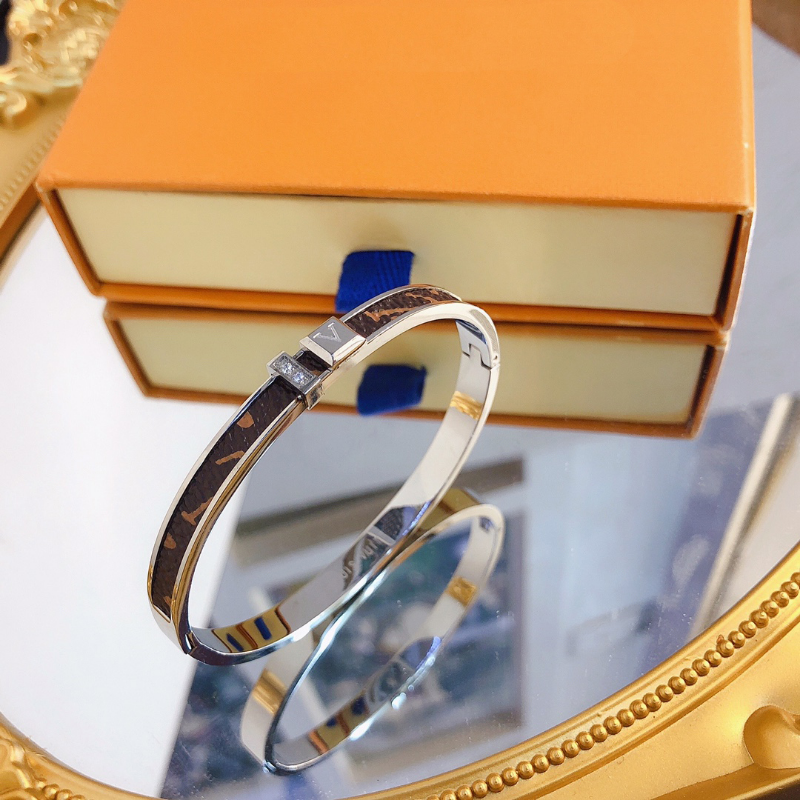 2023 Designer Bangle for Women Gents Bracelet Gold 3 Color Luxury Black Bracelets Jewelry Stainless steel Wristband Cuff Fashion Accessories Letter
2023 Designer Bangle for Women Gents Bracelet Gold 3 Color Luxury Black Bracelets Jewelry Stainless steel Wristband Cuff Fashion Accessories Letter