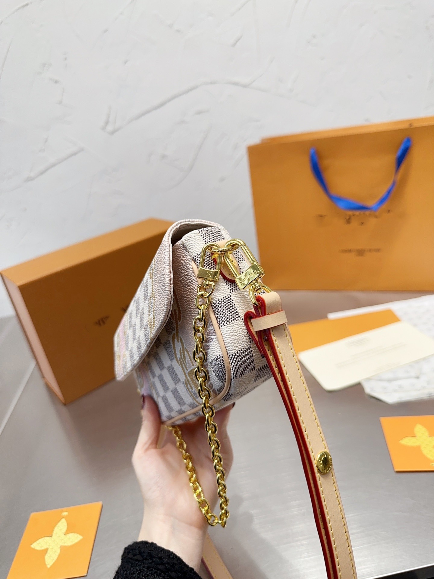 Evening Bags 2023 Popular Summer New L family Graffiti White Checker WALLET ON CHAIN IVY Underarm Bag POCHETTE Classic Shoulder Bag, Grey
Evening Bags 2023 Popular Summer New L family Graffiti White Checker WALLET ON CHAIN IVY Underarm Bag POCHETTE Classic Shoulder Bag, Grey