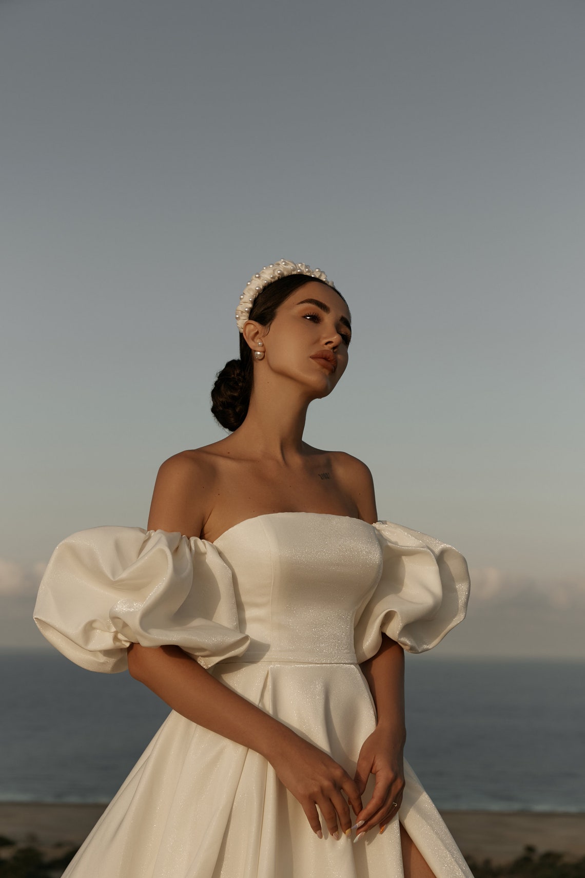 Ivory Beach Wedding Dresses Side Split Bridal Gowns Strapless Neckline With Short Sleeves A Line Sweep Train Satin Vestido De Novia