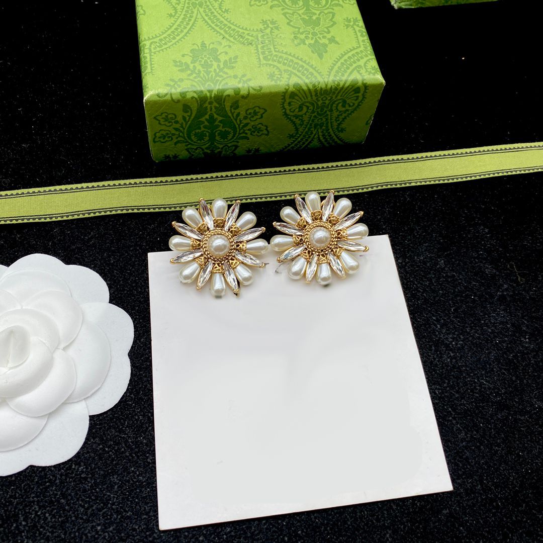 Chic Pearl Flower Stud Designer Letter Diamond Earrings Letter Stamps Hoop Crystal Petal Earring Gift With Box
Chic Pearl Flower Stud Designer Letter Diamond Earrings Letter Stamps Hoop Crystal Petal Earring Gift With Box