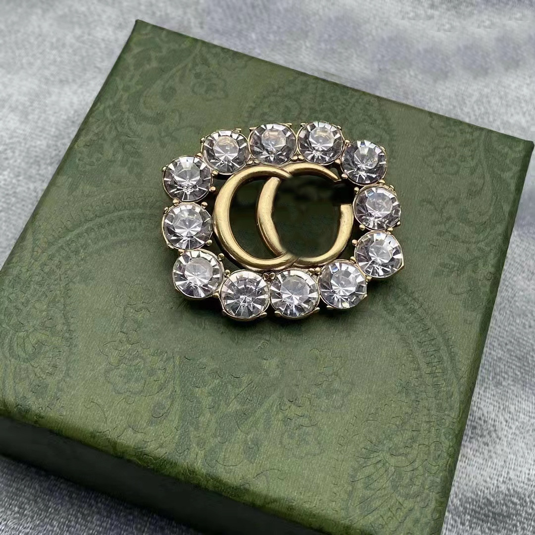 Retro Diamond Pearl Brooch Brand Letter Designer Brooches for Women Charm Wedding Gift High Quality Jewelry Accessoire