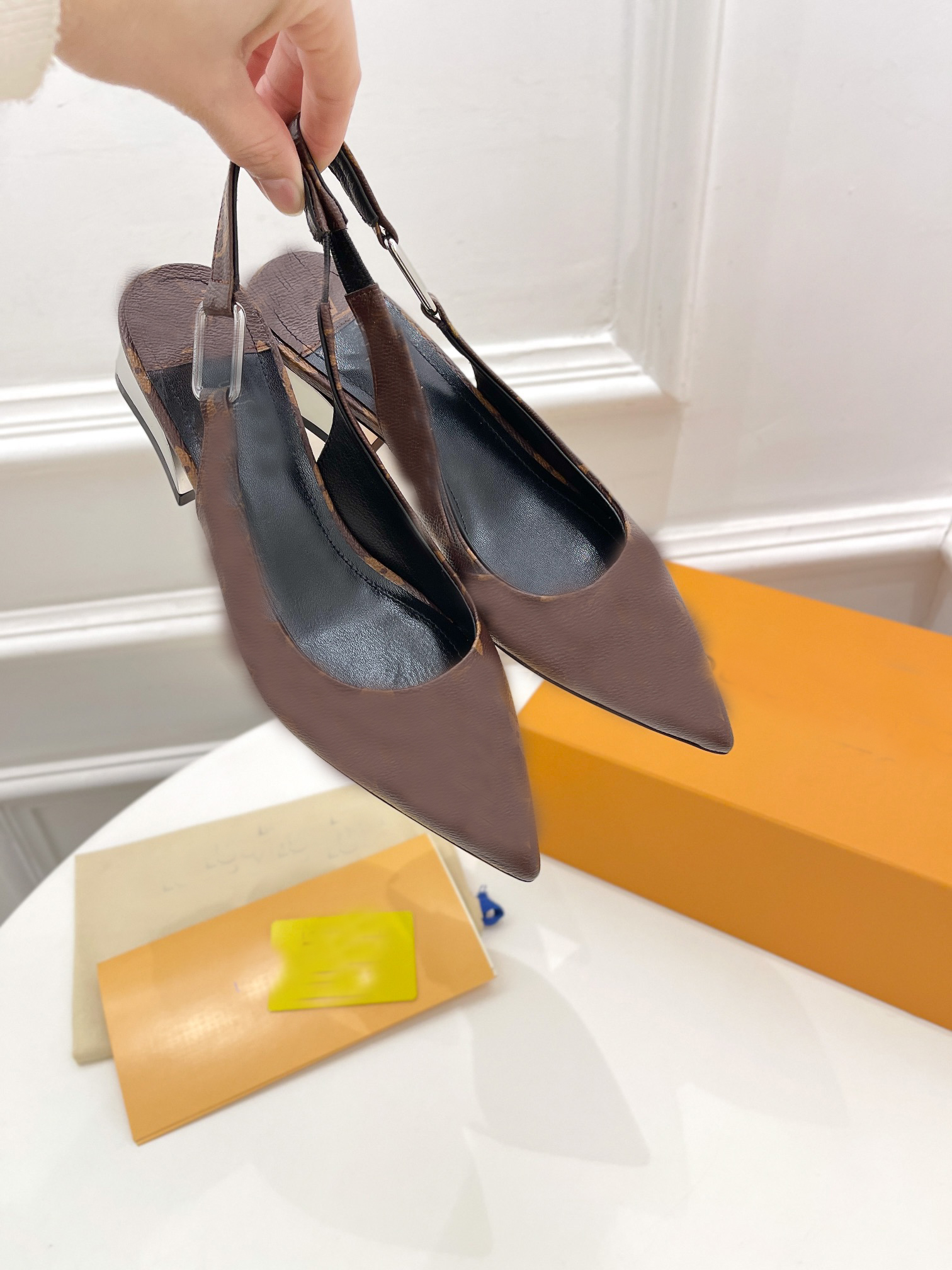 L- 2023 womens Sandals High heels Slippers Genuine leather New Women/mens Sandals women Shoes Summer party Outdoor Designer high quality L-Log0 size 35-41 L-002, More shoes;contact us
L- 2023 womens Sandals High heels Slippers Genuine leather New Women/mens Sandals women Shoes Summer party Outdoor Designer high quality L-Log0 size 35-41 L-002, More shoes;contact us