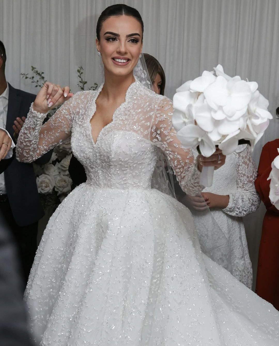 Elegant Ball Gown Wedding Dresses Long Sleeves V Neck Sequins Appliques Ruffles 3D Lace Ruffle Bridal Gowns Zipper Formal Dress Plus Size Custom Made 