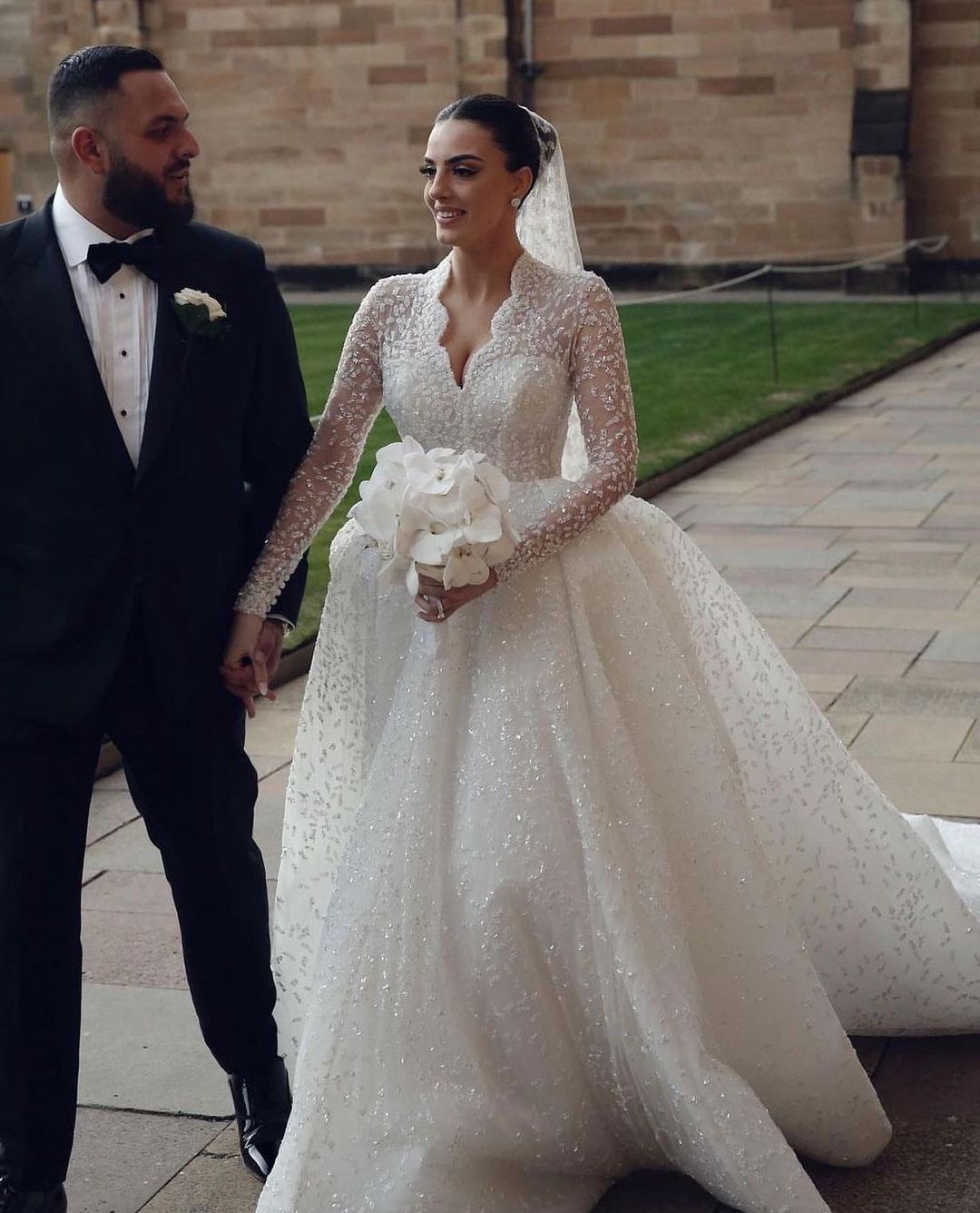Elegant Ball Gown Wedding Dresses Long Sleeves V Neck Sequins Appliques Ruffles 3D Lace Ruffle Bridal Gowns Zipper Formal Dress Plus Size Custom Made 