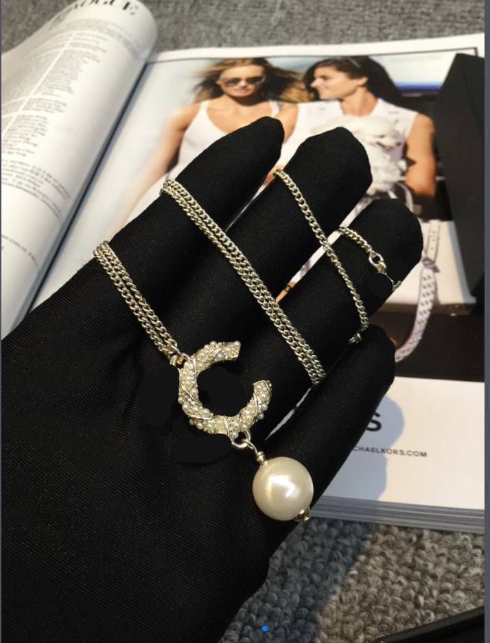 Pendant Necklaces High quality designer classic luxury hit twist grain millet pearl necklace earrings
Pendant Necklaces High quality designer classic luxury hit twist grain millet pearl necklace earrings