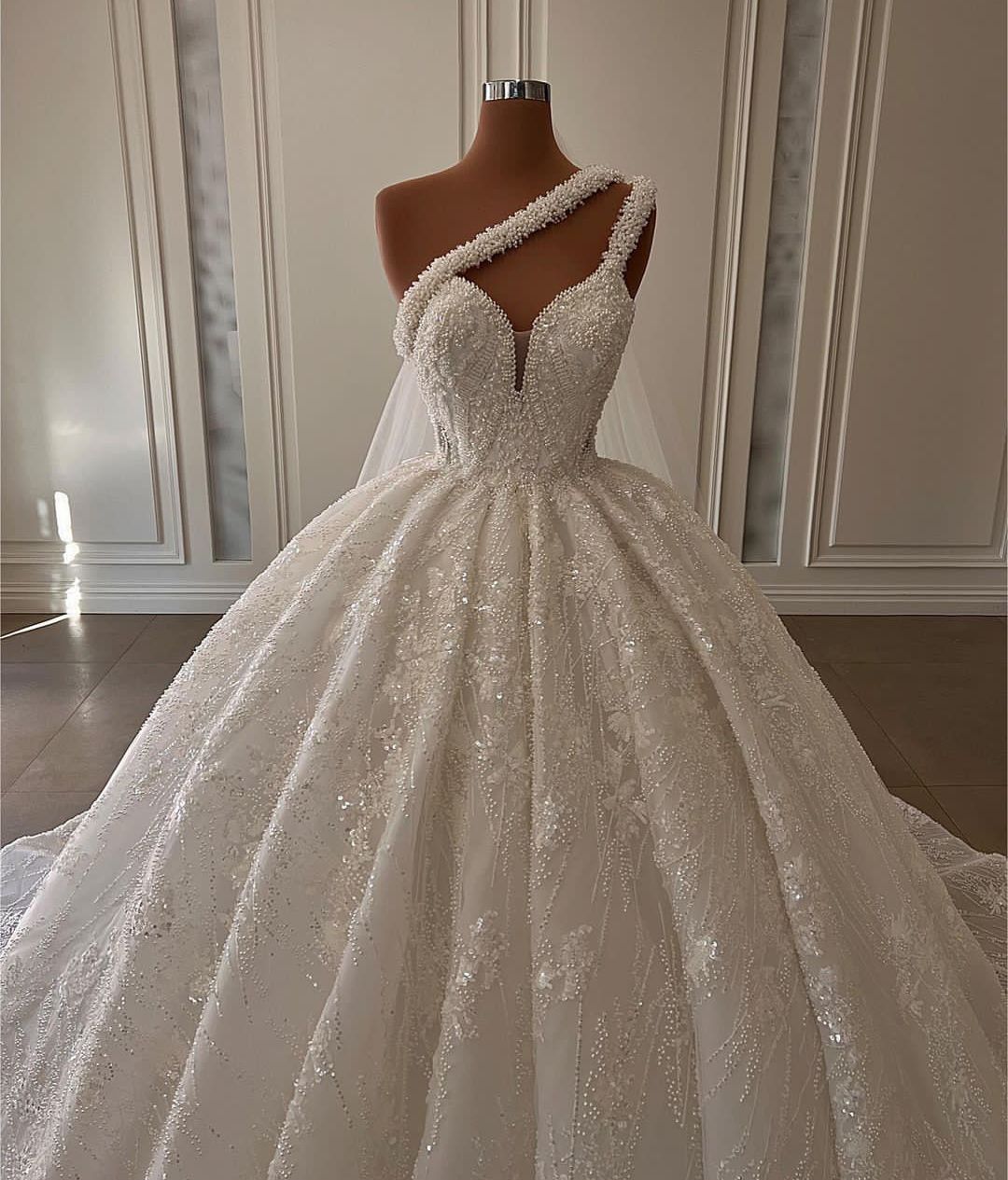 Luxury Ball Gown Wedding Dresses Sleeveless V Neck Sequins Appliques Ruffles One Shoulder Bridal Gowns Zipper Formal Dress Plus Size Custom Made Vesti