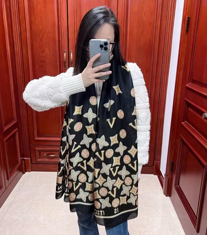 Exclusive luxury women's senior single chiffon silk shawl Fashion travel soft 180*90CM designer scarf
Exclusive luxury women's senior single chiffon silk shawl Fashion travel soft 180*90CM designer scarf