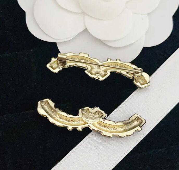 23ss Fashion Brand Letter Designer Brooches Letters Lapel Women Men Crystal Rhinestone Pearl Metal Jewerlry Accessories Gift with Figure Stamp
23ss Fashion Brand Letter Designer Brooches Letters Lapel Women Men Crystal Rhinestone Pearl Metal Jewerlry Accessories Gift with Figure Stamp