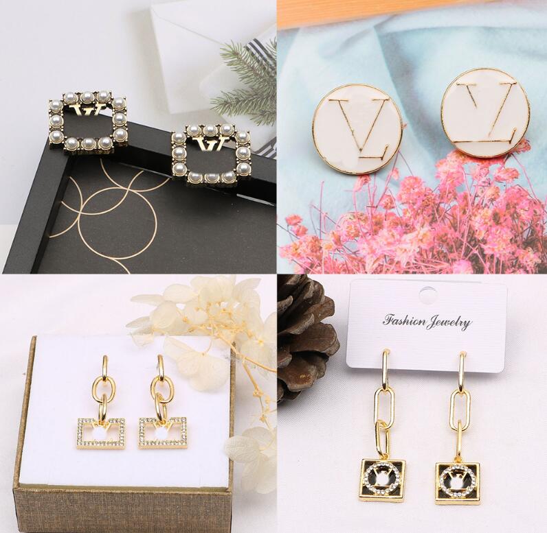 23ss 20style Mixed Brand Designer V Letters Stud Hoop 18K Gold Plated 925 Silver Circle Women Crystal Rhinestone Pearl Earring Wedding Party Jewerlry
23ss 20style Mixed Brand Designer V Letters Stud Hoop 18K Gold Plated 925 Silver Circle Women Crystal Rhinestone Pearl Earring Wedding Party Jewerlry
