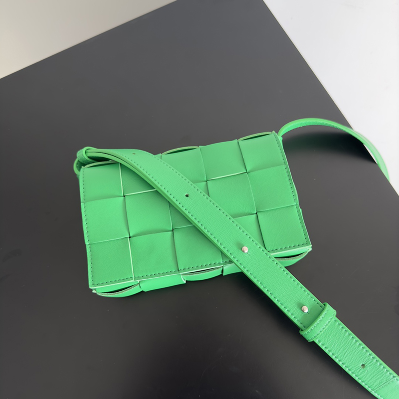Designer Crossbody Bags Luxury Cassette Shoulder Bag 10A Lambskin Flap Bags 19CM Knitting Messenger bag With Box B01V
Designer Crossbody Bags Luxury Cassette Shoulder Bag 10A Lambskin Flap Bags 19CM Knitting Messenger bag With Box B01V
