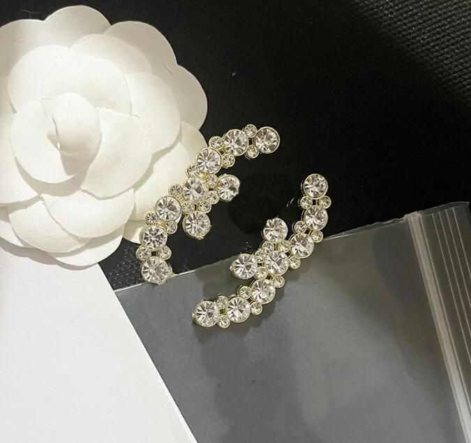23ss Fashion Brand Letter Designer Brooches High-Quality Letters Men Crystal Rhinestone Pearl Pin Wedding Party Metal Jewerlry Accessories Gift with Figure Stamp
23ss Fashion Brand Letter Designer Brooches High-Quality Letters Men Crystal Rhinestone Pearl Pin Wedding Party Metal Jewerlry Accessories Gift with Figure Stamp