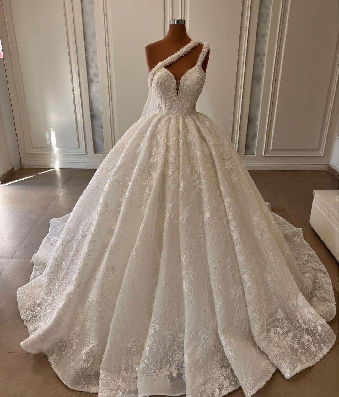 Luxury Ball Gown Wedding Dresses Sleeveless V Neck Sequins Appliques Ruffles One Shoulder Bridal Gowns Zipper Formal Dress Plus Size Custom Made Vesti