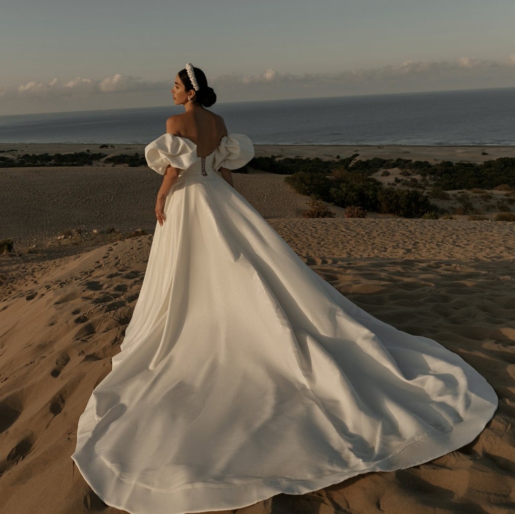 Ivory Beach Wedding Dresses Side Split Bridal Gowns Strapless Neckline With Short Sleeves A Line Sweep Train Satin Vestido De Novia