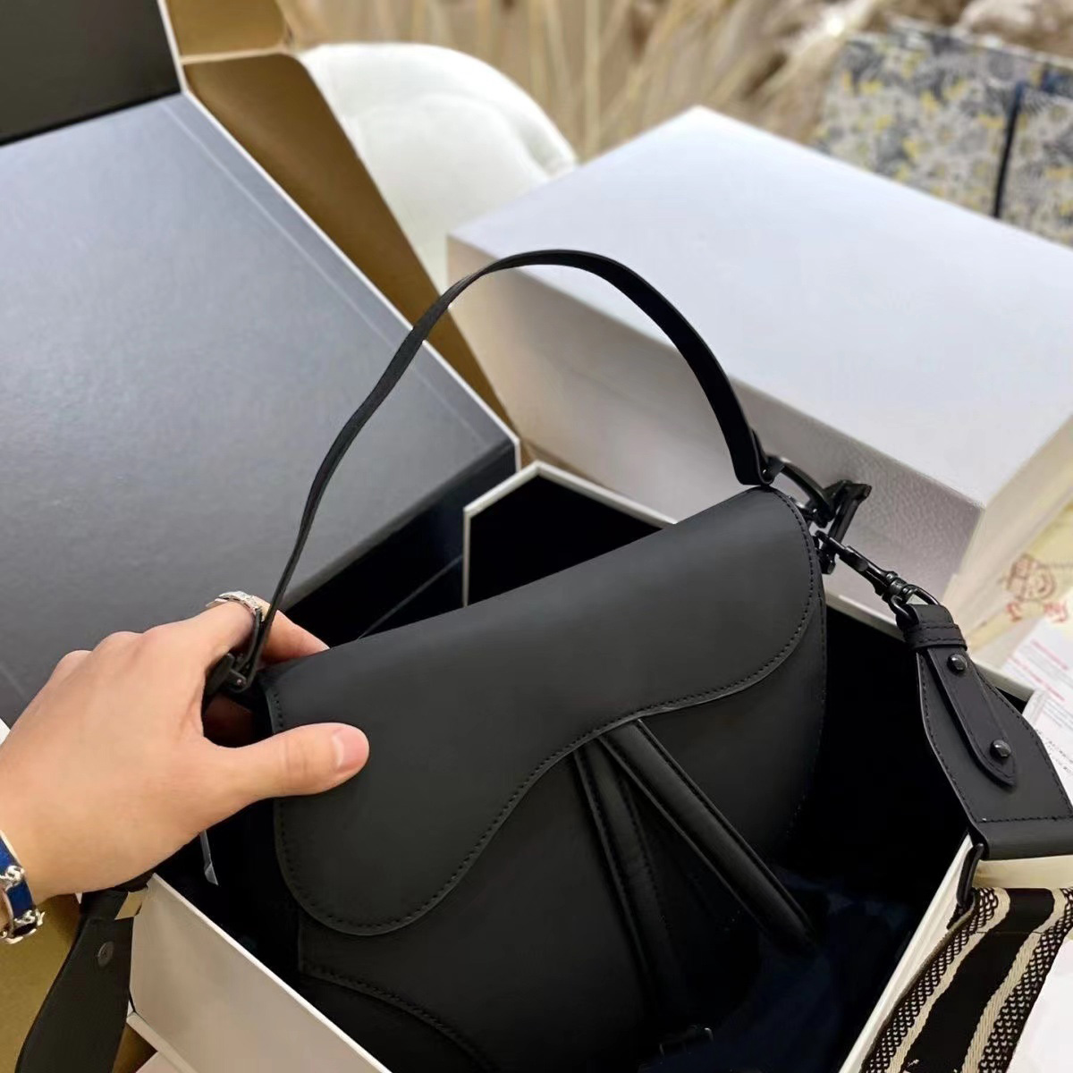 2021 women's handbag single shoulder bag high quality fashion women's cross shoulder letter design simple latest style, dustproof frame, #5 light brown
2021 women's handbag single shoulder bag high quality fashion women's cross shoulder letter design simple latest style, dustproof frame, #5 light brown
