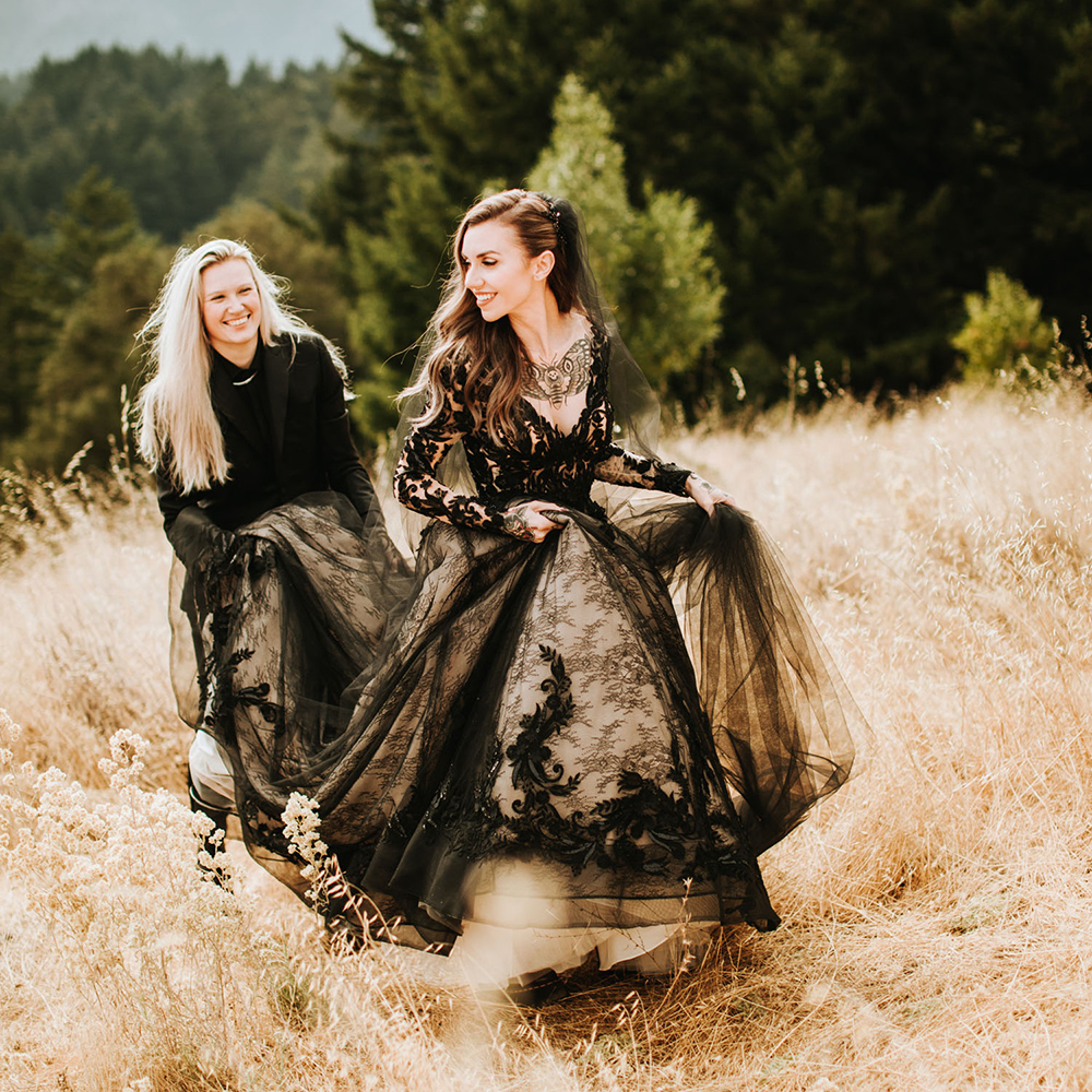 Plus Size Black Lace A-Line Wedding Dresses V-Neck Long Sleeves Gothic Bridal Gowns Court Train Country Vintage Bride Reception Wear