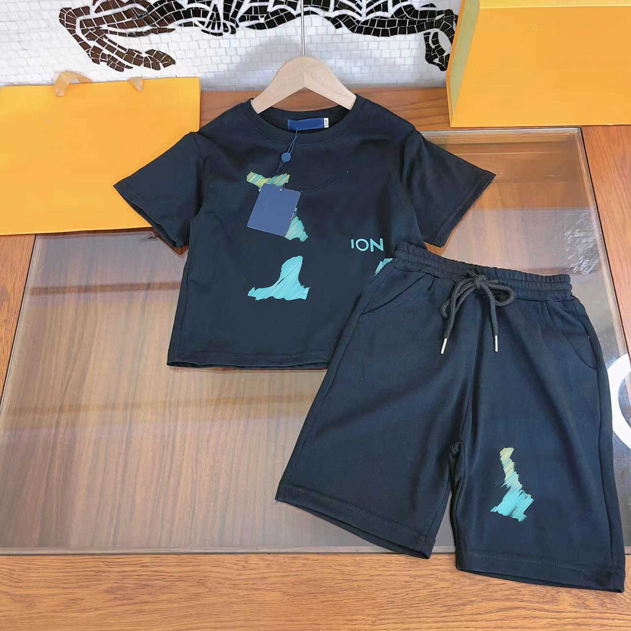 23ss brand boys designer kid sets t-shirt pants suit Round neck Pure cotton Color matching logo printing short-sleeved shorts two-piece High quality Kids Clothes, 24
23ss brand boys designer kid sets t-shirt pants suit Round neck Pure cotton Color matching logo printing short-sleeved shorts two-piece High quality Kids Clothes, 24